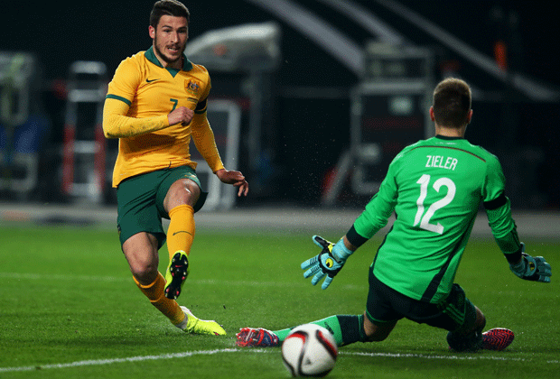 
                <strong>Ron-Robert Zieler</strong><br>
                Hat mehr zu tun, als ihm lieb ist. Die Australier fordern den Schlussmann, der den Vorzug vor Roman Weidenfeller bekommen hat, vom Anpfiff weg. Troisis Kopfball zum 1:1 kommt aus kurzer Distanz, scheint aber nicht unhaltbar. Das 1:2 geht komplett auf seine Kappe. ran-Note: 5
              