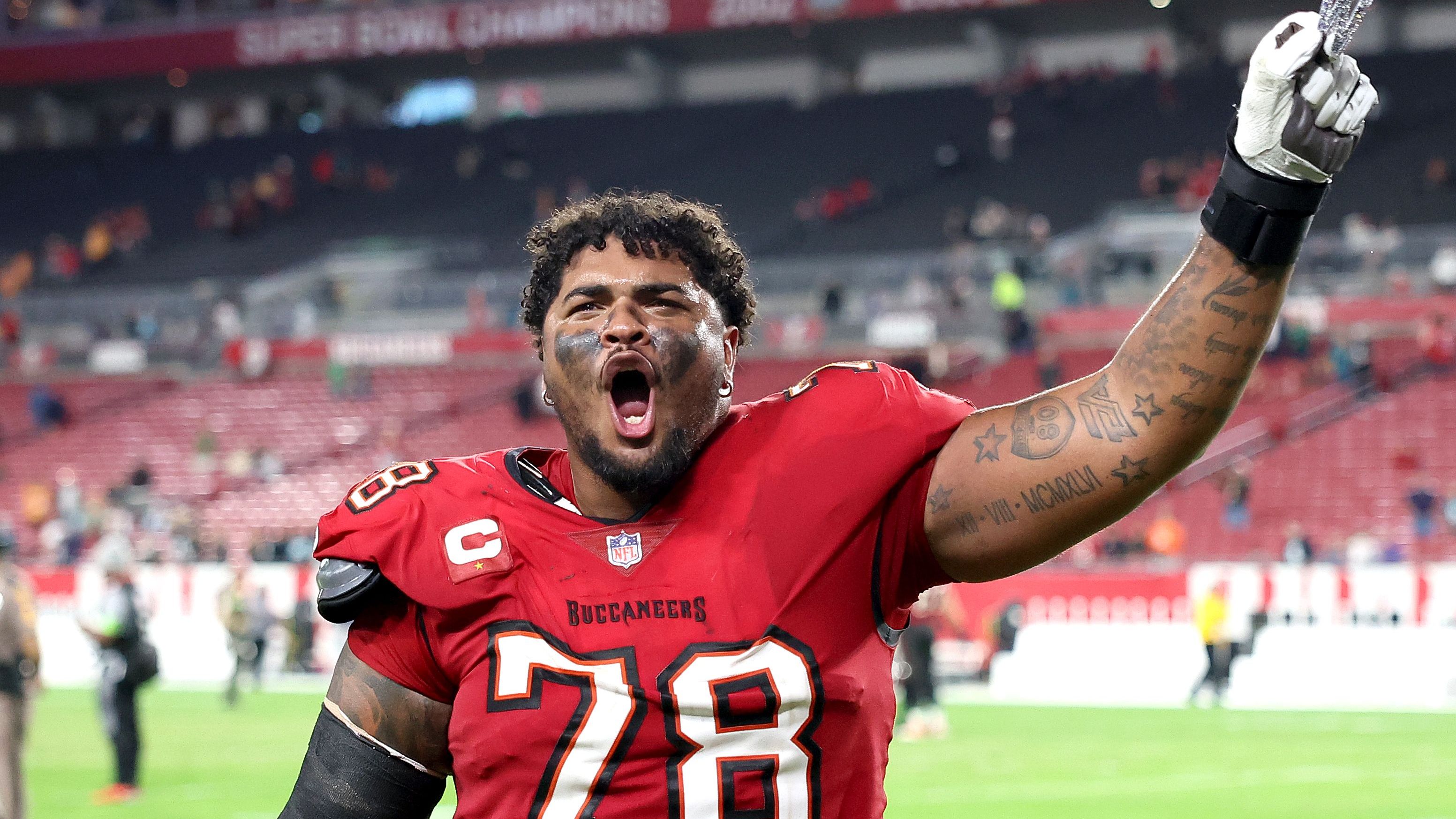 <strong>Tristan Wirfs (Tampa Bay Buccaneers)</strong><br>Nachdem Wirfs von den Bucs 2020 in der ersten Runde gedraftet wurde, ist er fester Bestandteil der Offensive Line und darf sich inzwischen dreimaliger Pro Bowler nennen. Entsprechend gerne würden die Buccaneers mit ihrem All-Pro-Tackle verlängern, der 2024 in das fünfte Jahr seines Rookie-Vertrages (18,24 Millionen Dollar) gehen wird.