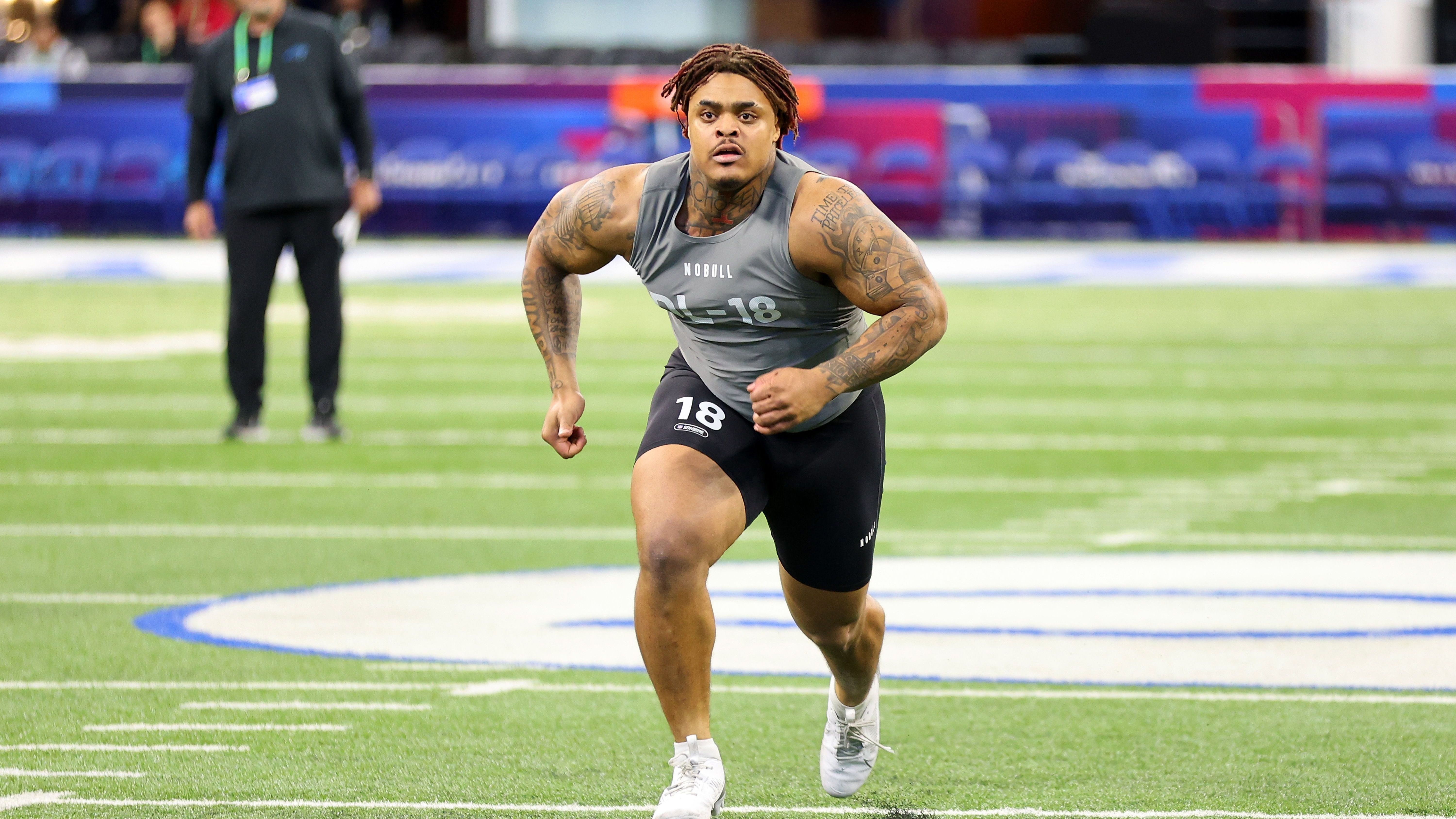 <strong>21. Pick: Miami Dolphins - DT Byron Murphy (Texas)</strong><br>Die Dolphins haben ihre Defense in der Offseason bereits radikal umgebaut, mit Byron Murphy ist an dieser Stelle aber der beste Defensive Tackle der Klasse noch verfügbar. Vor allem gegen den Lauf, aber auch als Quarterback-Jäger hat er das Zeug, ein dominanter NFL-Spieler zu werden.