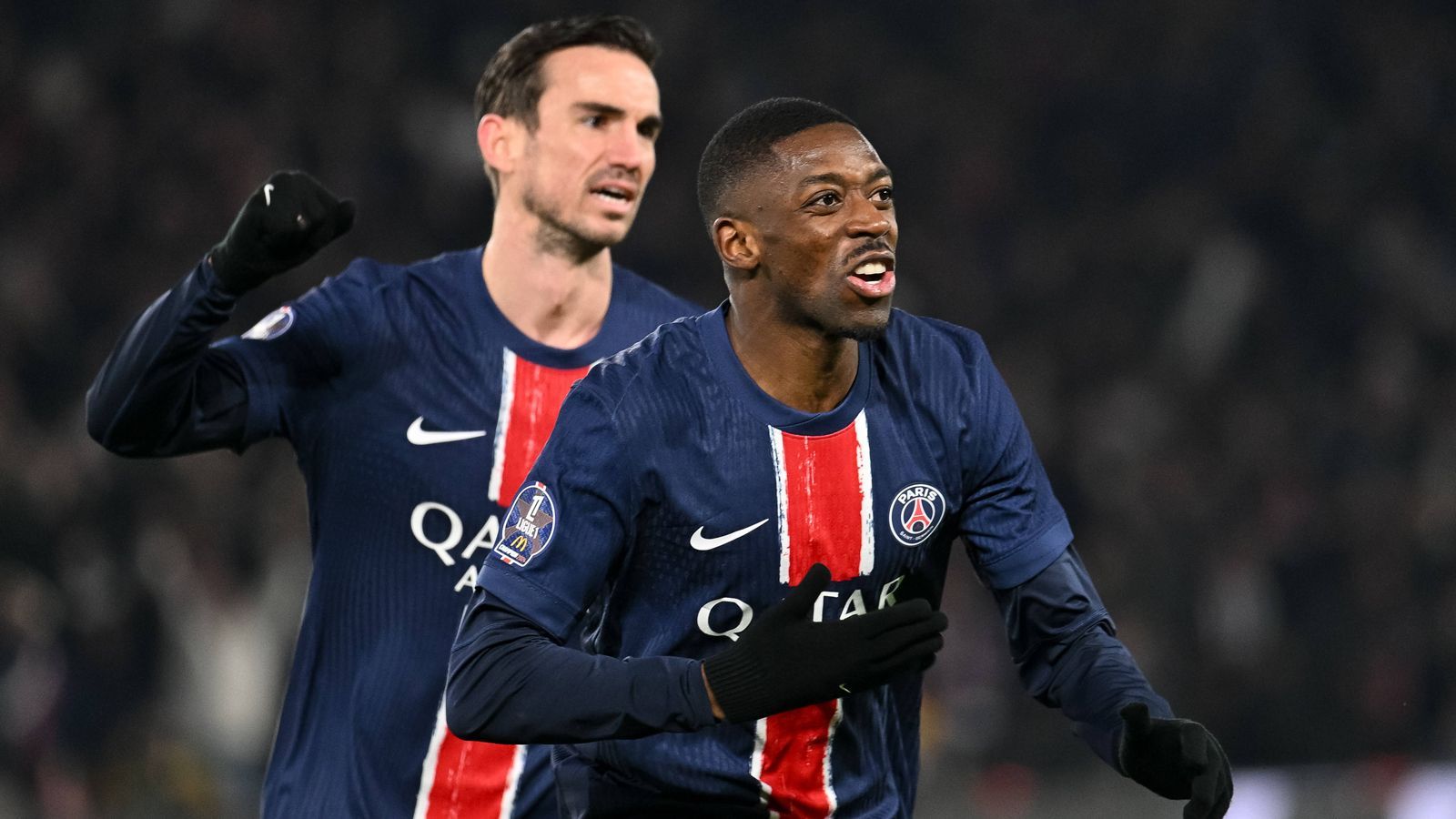 <strong>Frankreich: Paris Saint-Germain</strong><br>Einen regelrechten Run zum Titel lieferte Paris Saint-Germain um den Ex-Dortmunder Ousmane Dembele ab. Bereits sechs Spiele vor dem Saisonende stand PSG bei 22 Punkten Vorsprung vorzeitig als Meister fest. Bis zur Titelentscheidung verlor der Hauptstadtklub in der Ligue 1 keine einzige Partie.