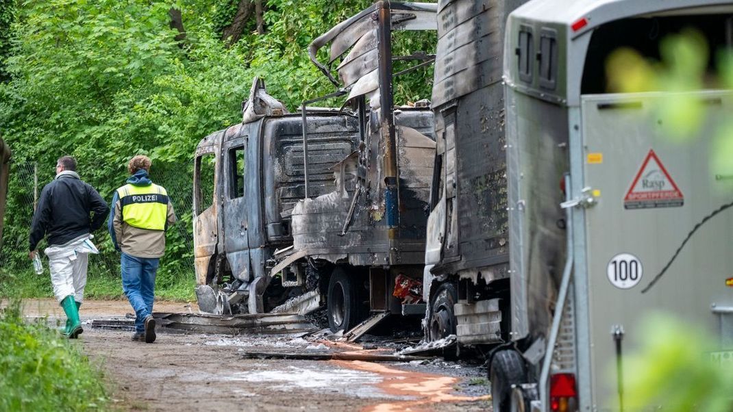 Verbrannte Einsatzfahrzeuge auf dem Gelände der Reiterstaffel.