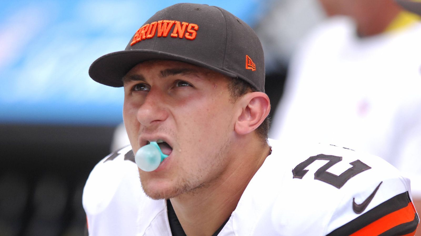 
                <strong>Johnny Manziel (Cleveland Browns, 2014 an 22. Stelle)</strong><br>
                "Johnny Football", die Geschichte ist ebenso bekannt wie tragisch und kurz. Irgendwo zwischen Genie und Wahnsinn angesiedelt, sorgte er in seinen beiden Saisons bei den Browns für mehr Skandale als Touchdown-Pässe. Inzwischen arbeitet er an seinem Comeback, verdingt sich mehr schlecht als recht in der Canadian Football League.
              