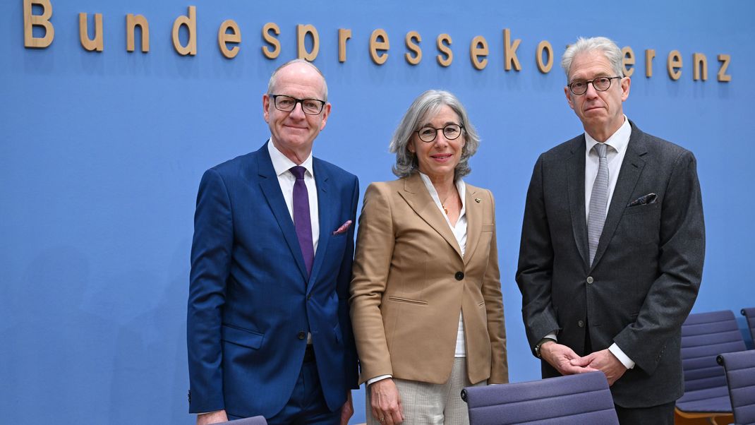 Martin Hendges (KZBV, links), Gabriele Regina Overwiening (ABDA) und Andreas Gassen (KBV) haben einen "Notruf" der freien Heilberufe abgesetzt.