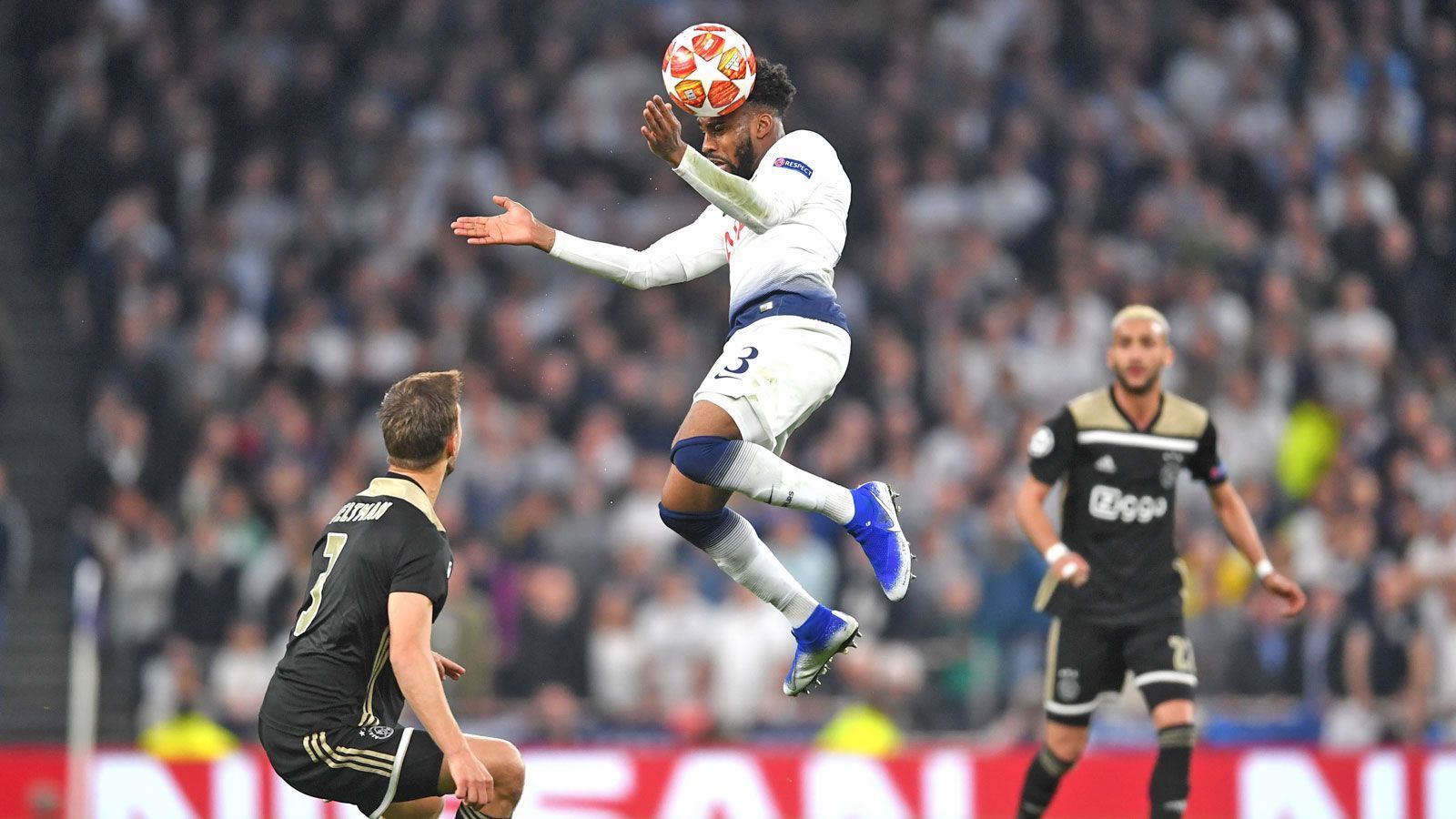 
                <strong>Danny Rose </strong><br>
                Wird einige Male böse verladen, lässt beim 0:1 van de Beek sträflich alleine. Der Offensivdrang der Gäste überrascht ihn wie viele seiner Mitspieler. Findet mit dem Verlauf besser ins Spiel, sein Auftritt ist aber nur biederer Durchschnitt. Muss in der 79. Minute runter. ran-Note: 3
              