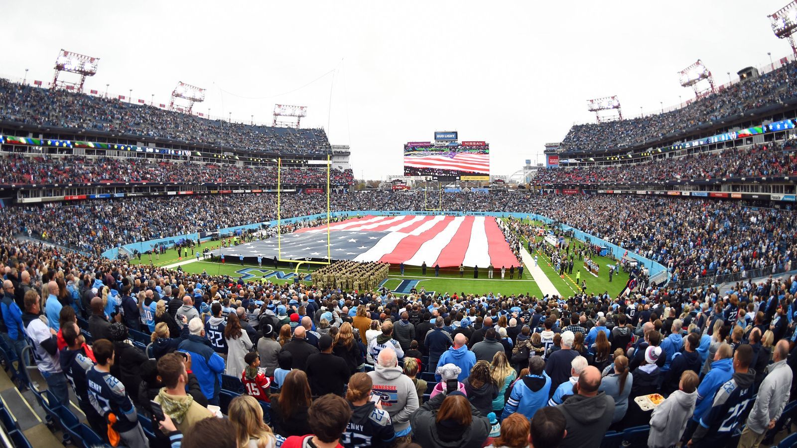 <strong>Super Bowl bald in Tennessee?</strong><br>Mit ihrem im Bau befindlichen neuen Nissan Stadium rücken die Tennessee Titans und damit Nashville in den Kandidatenkreis für die Austragung eines Super Bowl. Laut "CBS" gibt es "gute Chancen", dass dort erstmals ein Super Bowl stattfindet. NFL-Boss Roger Goodell lobte den Bau des Stadions und weckte somit Hoffnung. Die Super-Bowl-Standorte bis 2027 sind bereits fix.