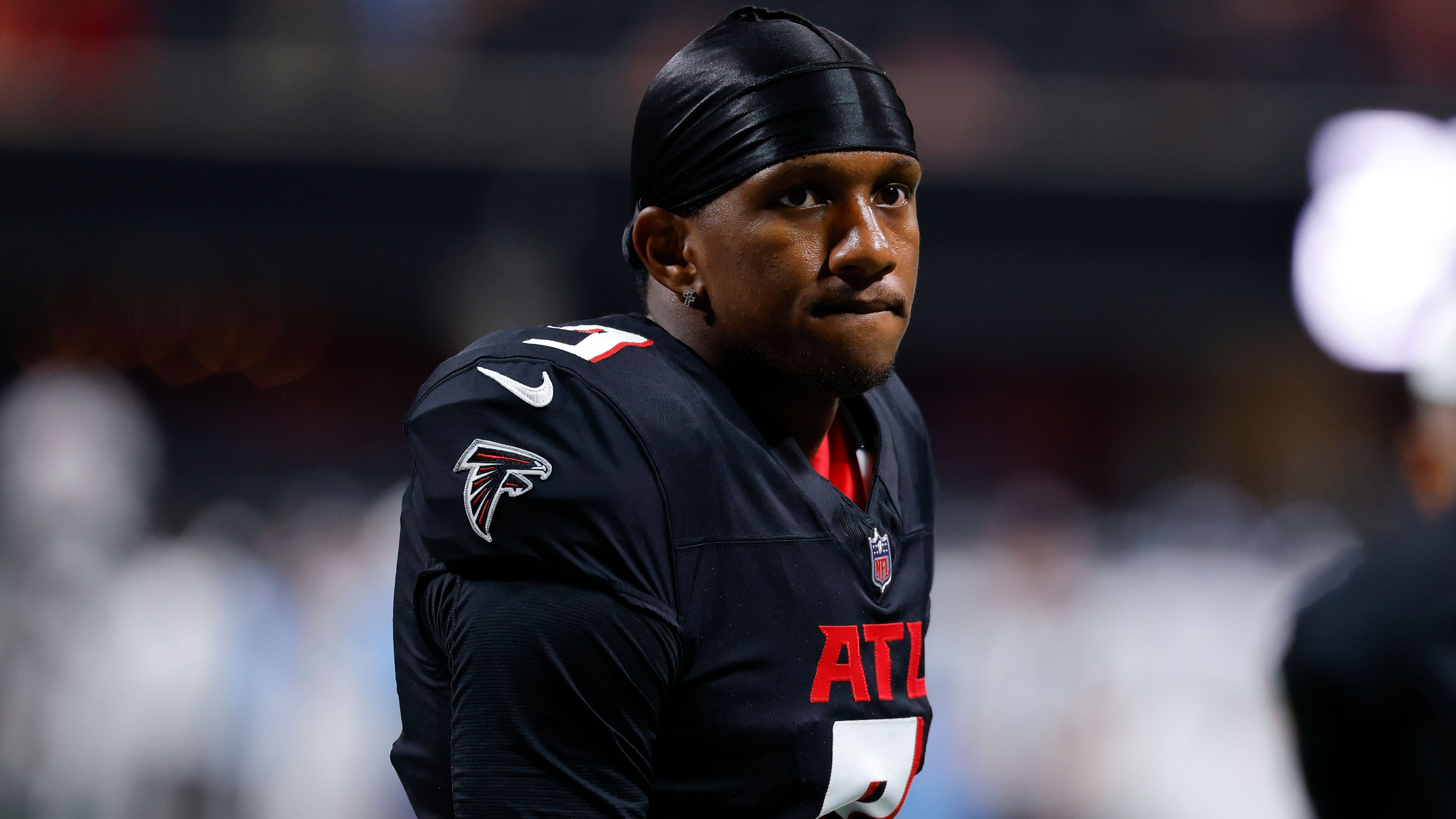 <strong>Atlanta Falcons: Michael Penix Jr. (Quarterback)</strong><br>Michael Penix Jr. musste in seiner Rookie-Saison lange Kirk Cousins zuschauen, ehe er ab Woche 16 als Starter ran durfte. 775 Passing Yards, drei Touchdowns und drei Interceptions sind solide, lassen aber noch viel Luft nach oben. Mit einer vielversprechenden Offense um Bijan Robinson, Drake London sowie einer starken O-Line hat Penix nun die Chance, sich als Starting Quarterback zu etablieren.