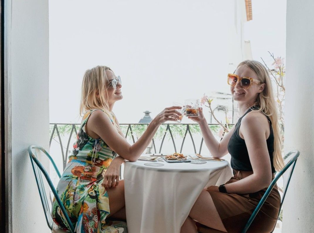 Prost! Auch mit alkoholfreien Cocktails oder Mocktails könnt ihr euch einen super-tollen Sommerabend mit Freunden machen.  