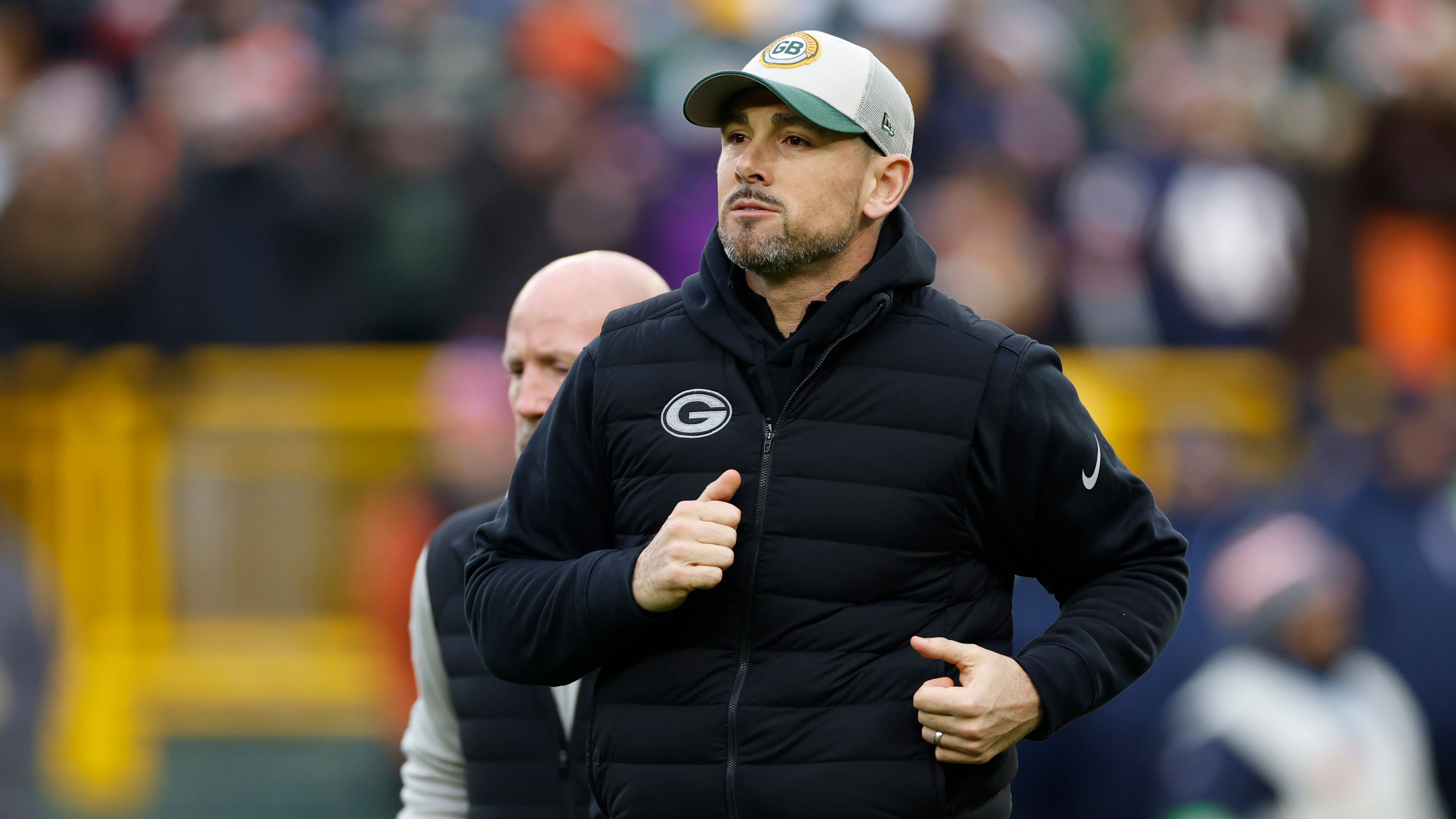 <strong>Platz 6: Green Bay Packers um Head Coach Matt LaFleur</strong><br>Der junge Head Coach weist eine Bilanz von 56 Siegen und nur 27 Niederlagen auf. LaFleur zählt definitiv schon zu den besten Coaches der Liga. Nicht zuletzt, weil es ihm gelang, die Offensive um Quarterback Jordan Love in Gang zu bringen. Defensive Coordinator Joe Barry wird nun von Jeff Hafley beerbt - eine lange überfällige Entscheidung.&nbsp;