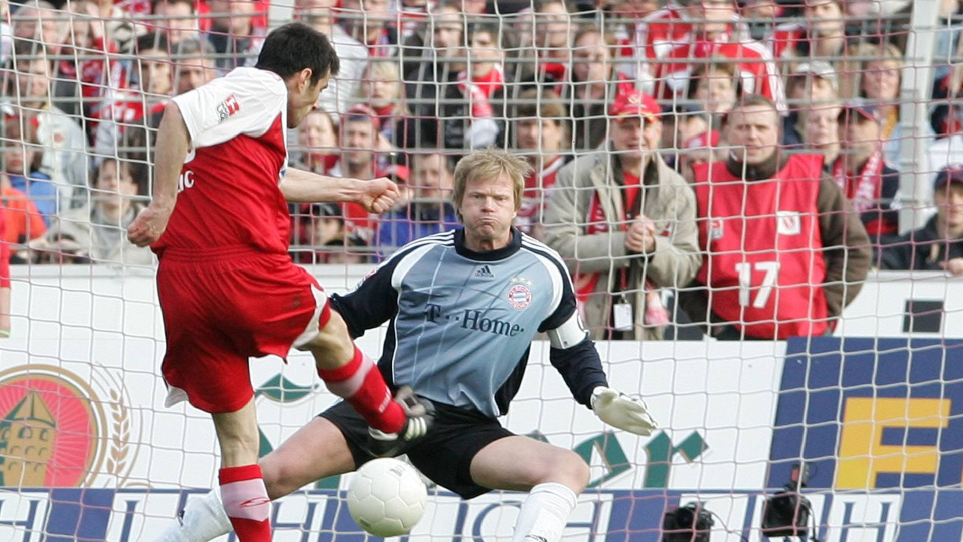 <strong>Energie Cottbus - FC Bayern München 2:0 (2007/08)</strong><br>
                Die Bayern vollzogen im Sommer einen Umbruch, für peinliche Niederlagen war der Rekordmeister dennoch zu haben. 0:2 unterlagen die Müchner beim Bundesliga-Schlusslicht im Stadion der Freundschaft. Und das trotz der namhaften Neuzugänge Luca Toni, Franck Ribéry und Miroslav Klose. Am Ende der Saison feierten die Münchner dennoch das Double. Zu mehr reichte es nicht, weil ...