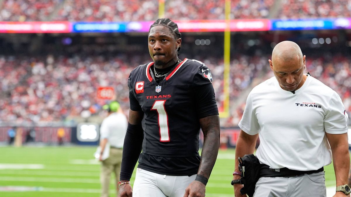 NFL, American Football Herren, USA Houston Texans vs Indianapolis Colts, October 27, 2024 Texans wide receiver Stefon Diggs (1) walks off the field after suffering an apparent non-contact knee inju...