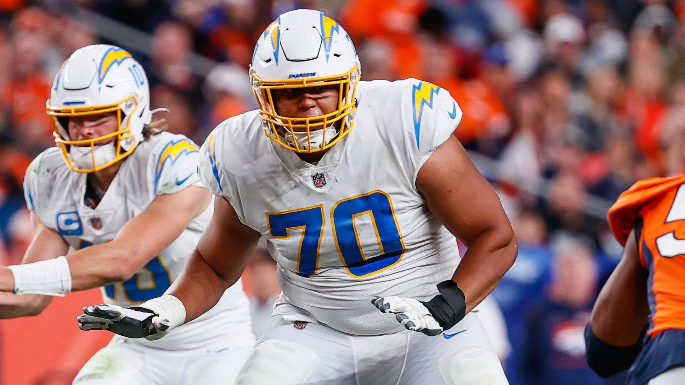 
                <strong>Platz 8: Rashawn Slater - Los Angeles Chargers</strong><br>
                &#x2022; Ranking im vorigen Jahr: 4. Platz<br>&#x2022; Statistiken in der Saison 2022: 1 zugelassener Sack, 95,7 Prozent Pass Block Win Rate<br>
              