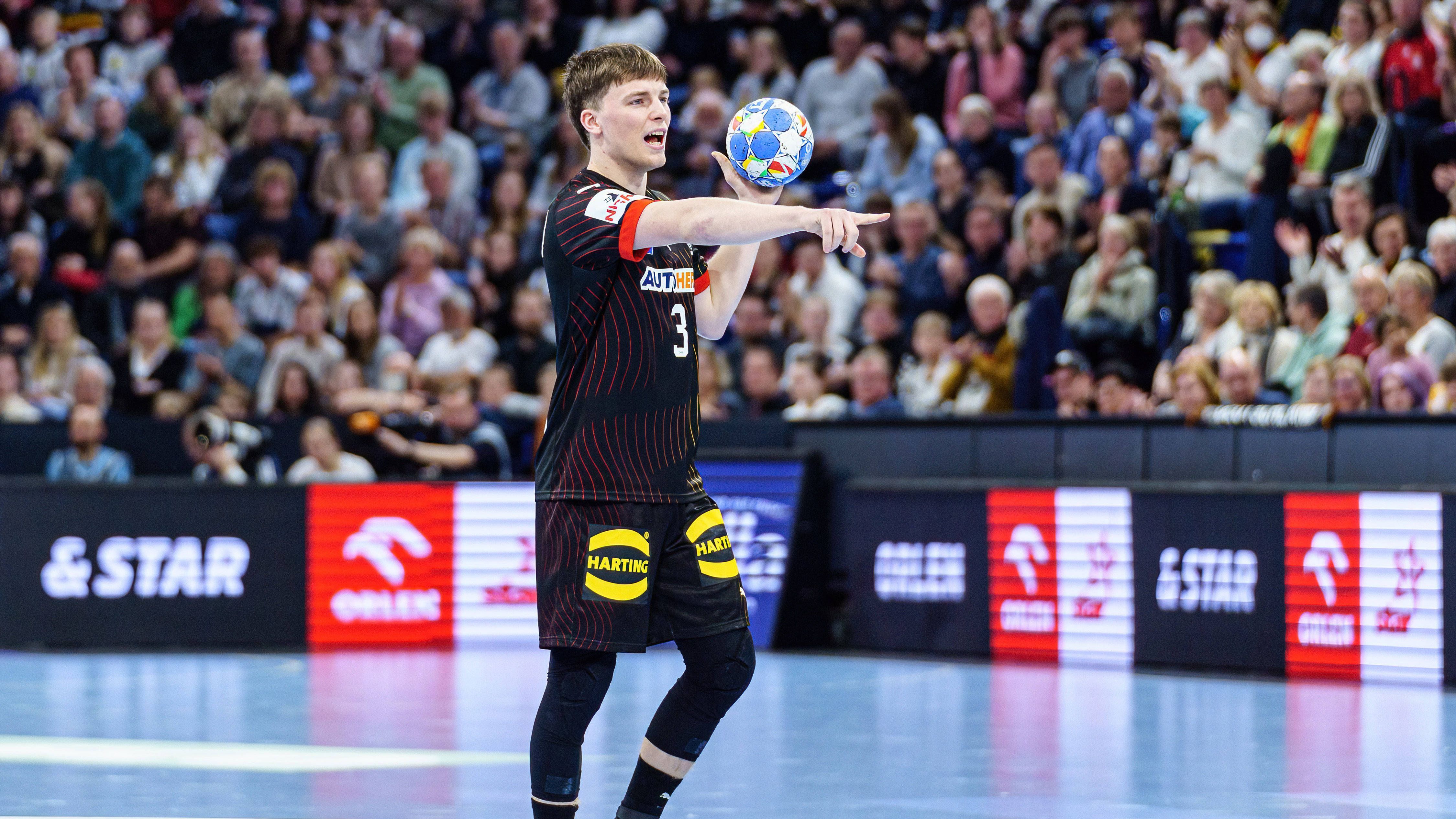 <strong>Rückraum Mitte: Nils Lichtlein</strong> <br>Beim Gewinn der U21-WM noch der MVP. Darf jetzt in einer kleinen Nebenrolle die Heim-EM genießen. Zweimal stand er nicht im 16er-Kader, Gislason vertraut lieber auf die Erfahrung von Weber als Knorr-Backup. Drei Minuten bekam er gegen Nordmazedonien, traf dabei direkt. <em><strong>Keine Bewertung.</strong></em>