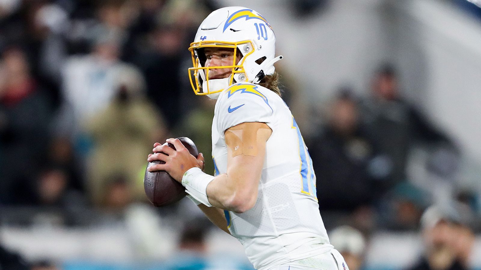 <strong>Los Angeles Chargers: Stärken (Offensive)</strong><br>
                Justin Herbert zählt zu den besseren Quarterbacks der Liga, punktet mit Genauigkeit, Antizipation und physischen Anlagen. Unterstützt wird er von einem starken Receiver-Trio aus Mike Williams, Keenan Allen und Quentin Johnston, die sich in ihren Fähigkeiten gut ergänzen. Herbert kann außerdem Running Back Austin Ekeler oder Tight End Gerald Everett immer wieder mit einem Pass in Szene setzen.&nbsp;