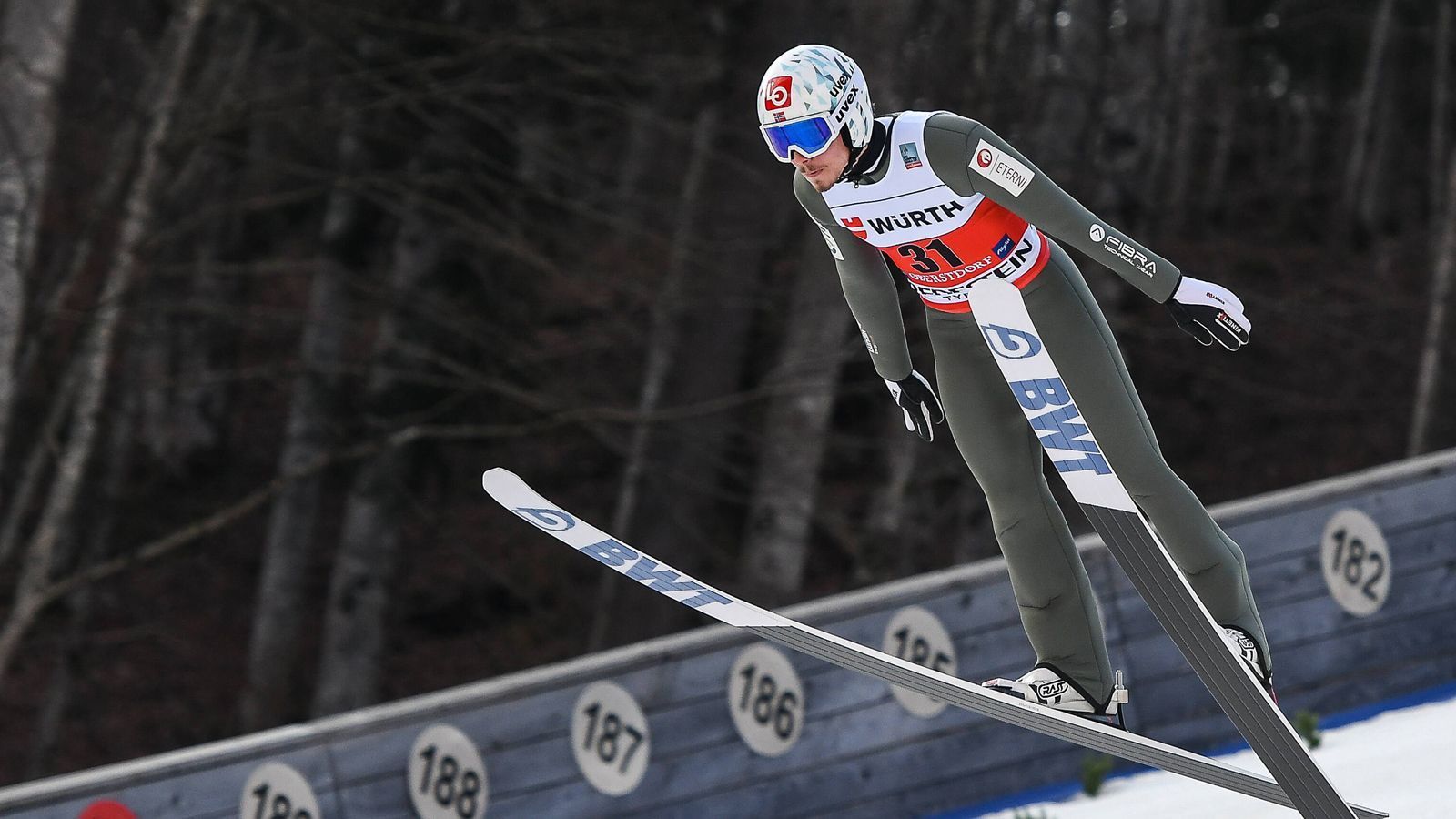 
                <strong>Wintersport</strong><br>
                Keine Sorge: Nur weil die Fußball-WM im Winter stattfindet, bedeutet das nicht, dass die Wintersportler in den Sommer wechseln. Wer also keine Lust auf Katar hat, kann sich von den Wettbewerben im Ski alpin, Biathlon oder Skispringen berieseln lassen.
              