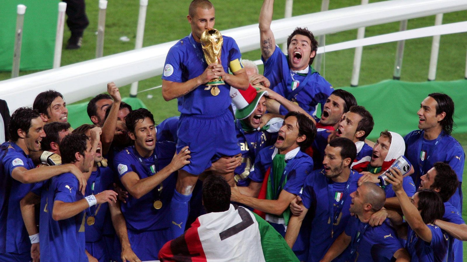 
                <strong>Italien bekam frisch polierten WM-Pokal</strong><br>
                Vor der WM 2006 - also dem dritten Trimph Italiens - wurde der damals 33-jährige WM-Pokal einer Schönheitsreparatur unterzogen. Unter anderem wurden die Erdkugel poliert und die beiden brüchigen Malachit-Ringe am unteren Ende des Sockels ersetzt. Auf letzteren befinden sich die Aufschrift "FIFA World Cup" und 17 Flächen, auf denen ursprünglich die Weltmeister verewigt werden sollten.
              