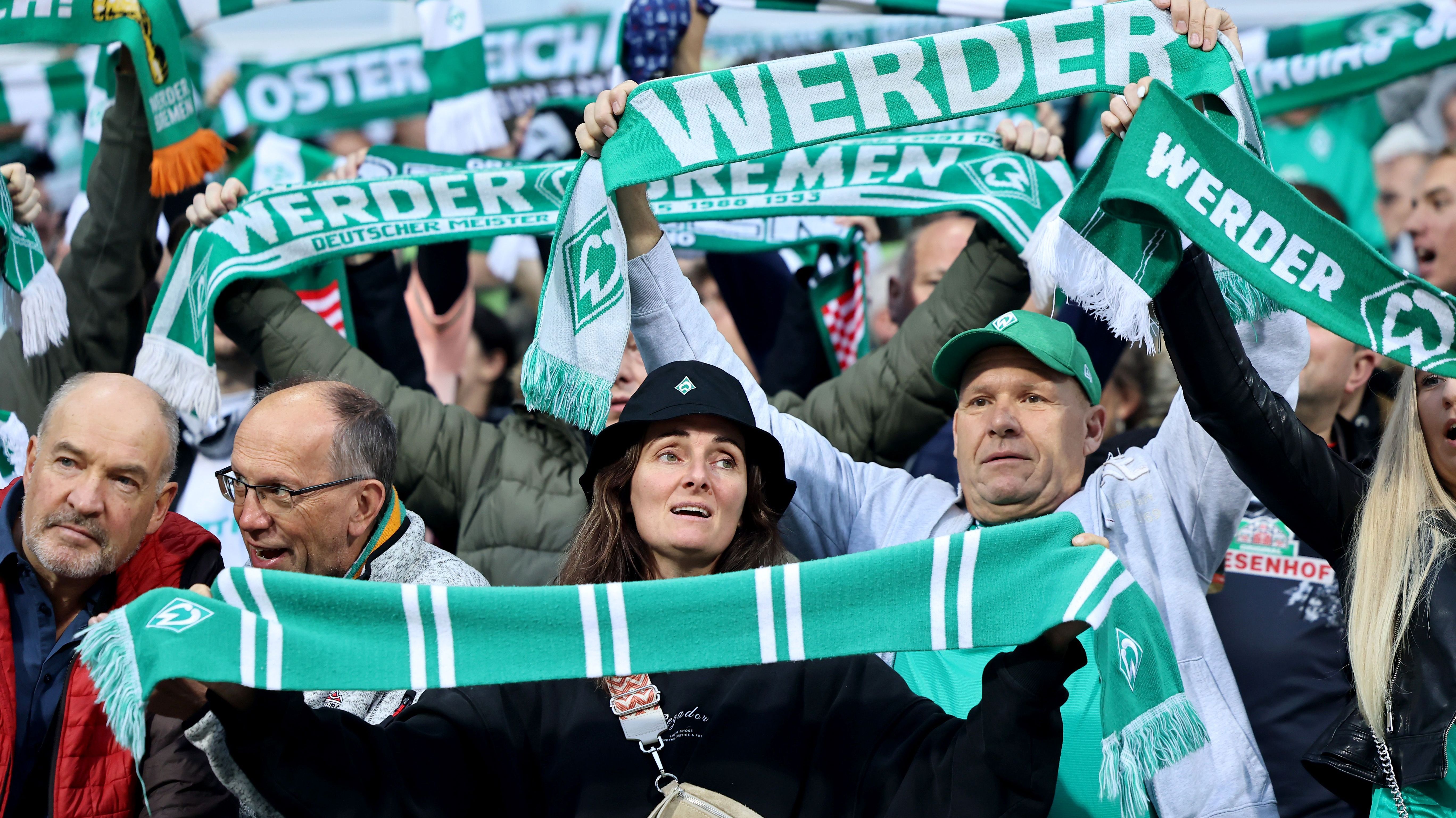 <strong>SV Werder Bremen</strong><br>"Werder an der Weser, grün und weiß, Mit Herz und Leidenschaft, das ist unser Preis. Seit 1899, kämpfen wir Hand in Hand, Durch Wind und Sturm, Werder Bremen, unser geliebtes Heimatland. Die Raute auf der Brust, so treu und stark, gemeinsam singen wir, Werder, du bist unser Mark."