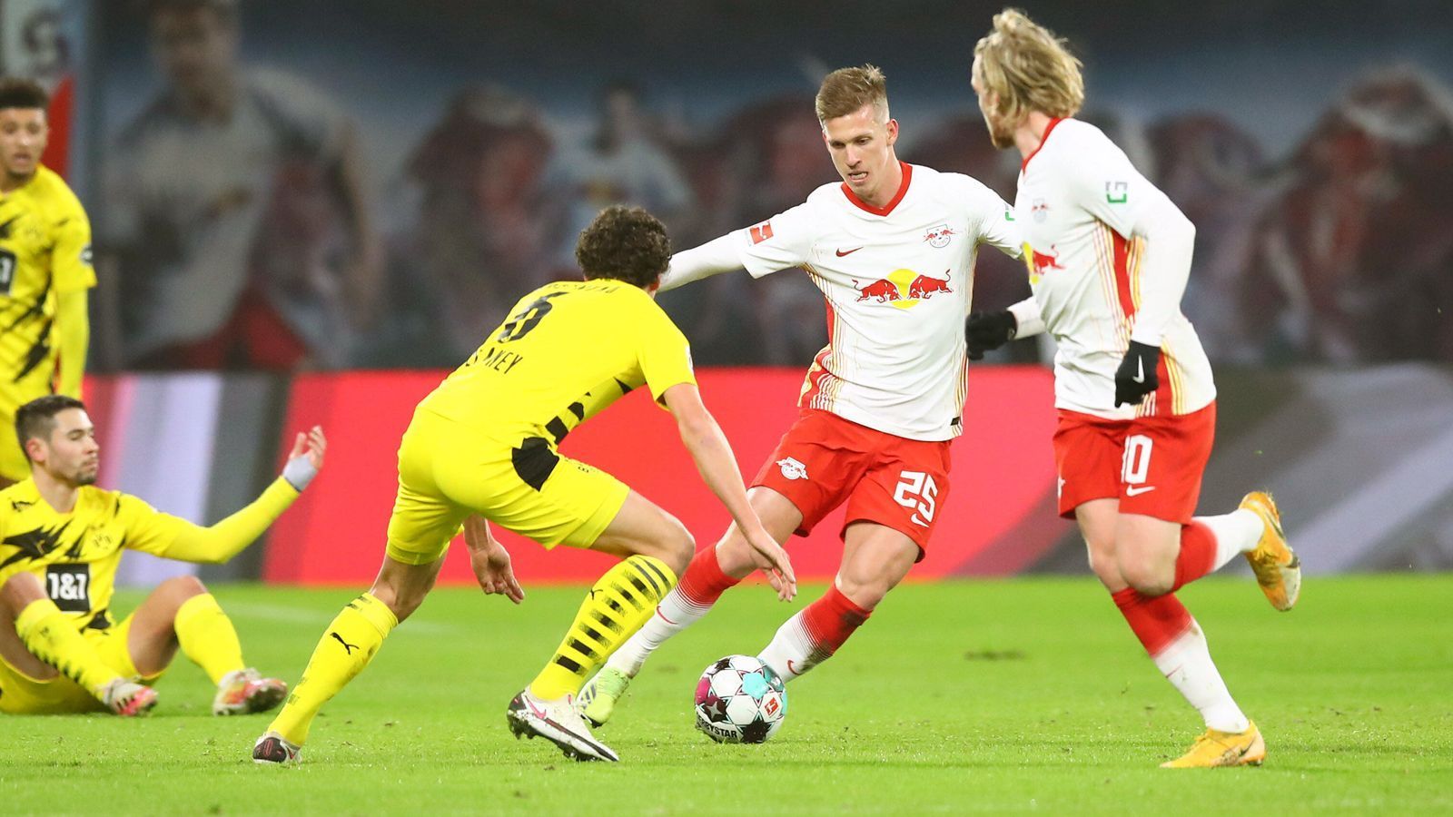 
                <strong>Dani Olmo</strong><br>
                Zu Beginn mit wenig Offensivaktionen. Zeigt sich dennoch sehr bemüht und agil im Defensivspiel. Nach Rückstand der gefährlichste Leipziger – trifft nach Einzelaktion jedoch nur den Pfosten (67.). ran.de-Note: 3
              