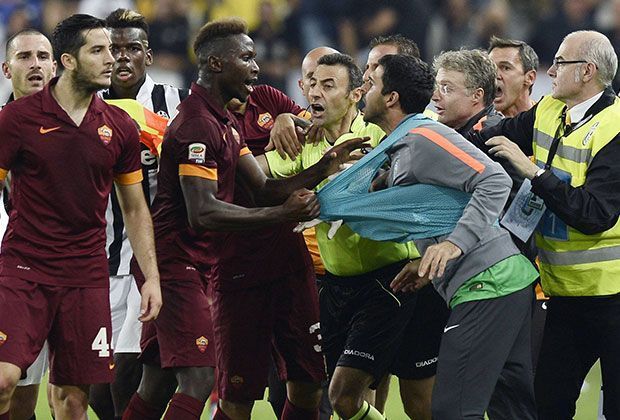 
                <strong>Rom gegen die Unparteiischen</strong><br>
                "Ich bin verärgert, dass der Schiedsrichter mit seinen Entscheidungen das Spiel beeinflusst hat", sagte Rom-Kapitän Francesco Totti nach der Niederlage. "Ich weiß nicht, ob der Schiedsrichter uns geschlagen hat, Juventus war's bestimmt nicht."
              