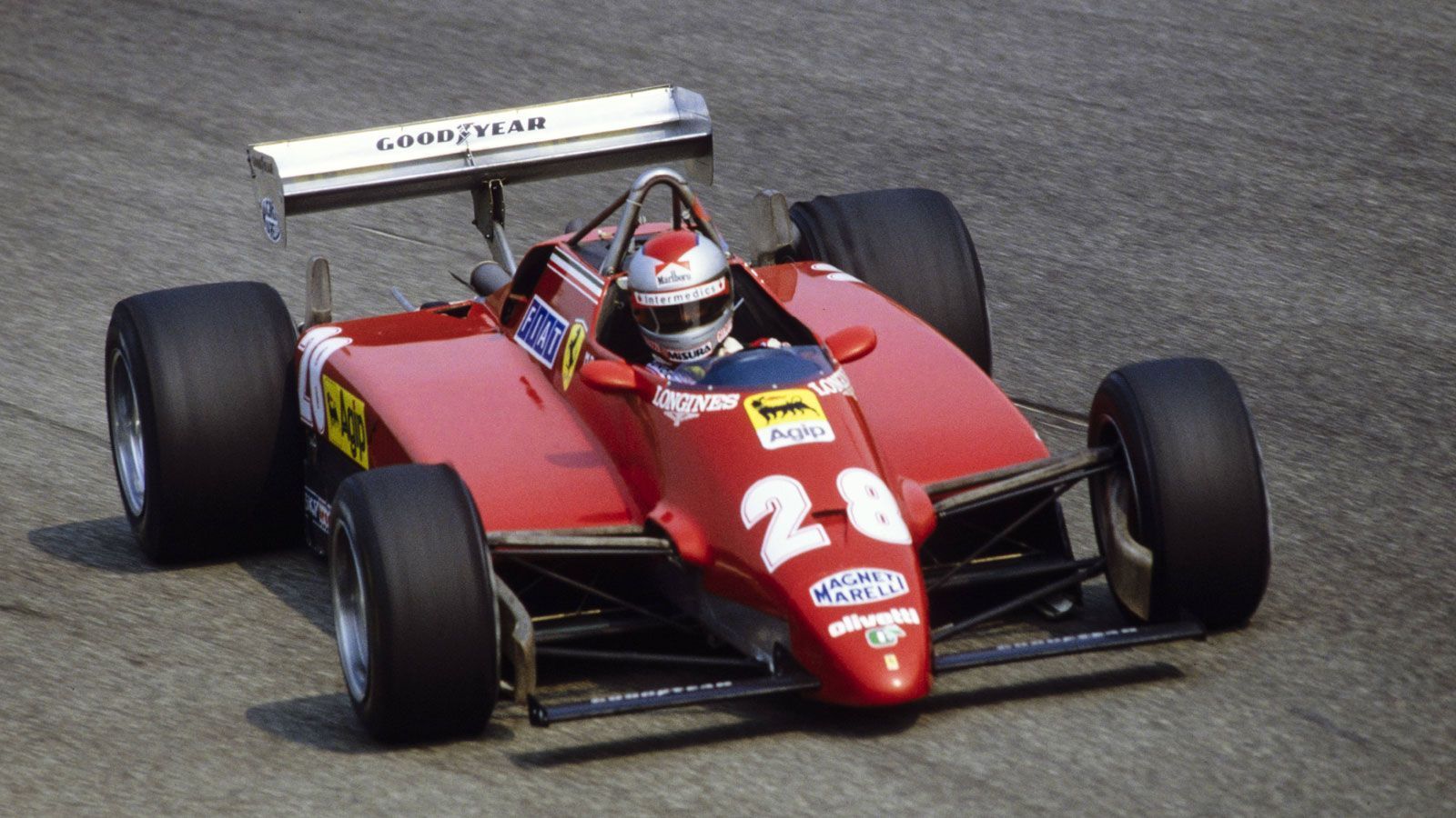 
                <strong>Mario Andretti (Ferrai) - 1982</strong><br>
                Im zarten Alter von 42 Jahren kehrt der Weltmeister von 1978 hinter das Steuer eines Formel 1-Wagen zurück. Nachdem sich Didier Pironi bei einem schweren Unfall am Hockenheimring verletzt, verpflichtet Ferrari Andretti für das Heimspiel in Monza. Im Qualifying platziert der US-Amerikaner seinen Wagen sensationell auf dem ersten Platz, im Rennen fällt er durch ein Motorproblem auf Rang drei zurück. Beim darauffolgenden Grand Prix in Las Vegas muss Andretti vorzeitig aufgeben und beendet danach seine Karriere in der Formel 1. Dem Rennsport bleibt Andretti durch Teilnahmen am Indianapolis 500 und den 24 Stunden von Le Mans in den folgenden Jahren weiterhin treu.
              