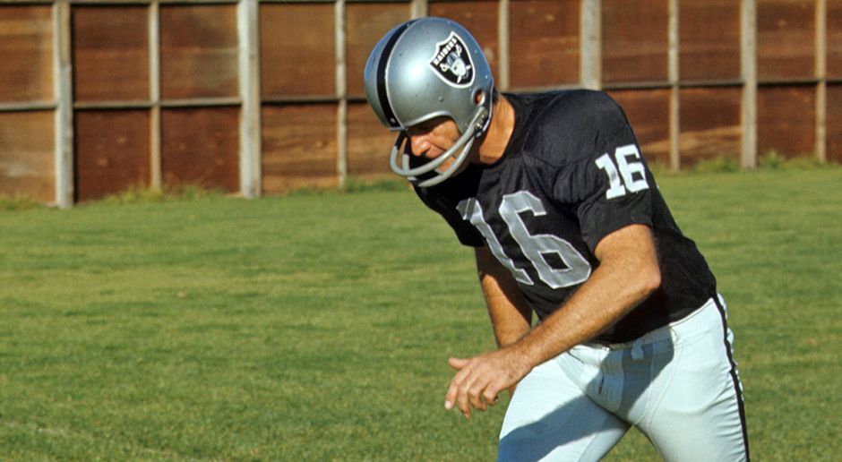 
                <strong>Platz 1: George Blanda (Quarterback, Kicker) - 48 Jahre</strong><br>
                Letztes Team: Oakland Raiders (1967–1975).Old but Gold. George Blanda erlebte vier Jahrzente NFL-Football hautnah mit und beendete seine Karriere erst im stolzen Alter von 48 Jahren. Der Quarterback und Kicker agierte während seiner Karriere meist auf zwei Positionen und wurde im Jahr 1970 sogar als Sportler des Jahres ausgezeichnet. Niemand hat mehr Spielzeiten (26) als er bestritten und bis heute erzielte Blanda die meisten Extra-Punkte in der NFL (943).
              