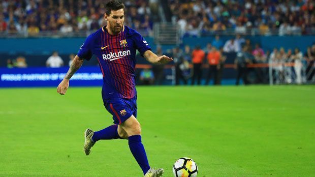 
                <strong>Lionel Messi (FC Barcelona)</strong><br>
                Im Alter von fünf Jahren trat er dem Grandoli FC bei. Drei Jahre später wechselte "La Pulga" zum argentinischen Erstligisten Newell's Old Boys, bei dem er fünf Jahre als Wunderkind gefeiert wurde. Es folgte ein Probetraining beim FC Barcelona mit anschließender Vertragsunterschrift.
              