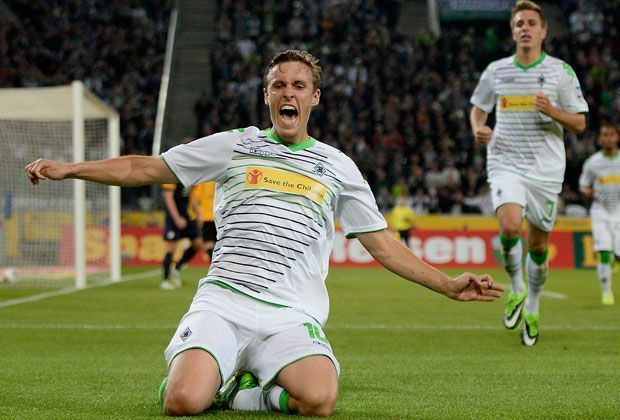 
                <strong>Borussia Mönchengladbach - Eintracht Braunschweig 4:1</strong><br>
                Aber Gladbach hat sein Pulver noch nicht verschossen. Erst verwandelt Max Kruse einen von Marco Caligiuri an Juan Arango verschuldeten Elfmeter zum 3:1. Wenige Minuten später besorgt erneut Raffael den Endstand. Die Fohlen feiern den dritten Heimsieg nacheinander
              