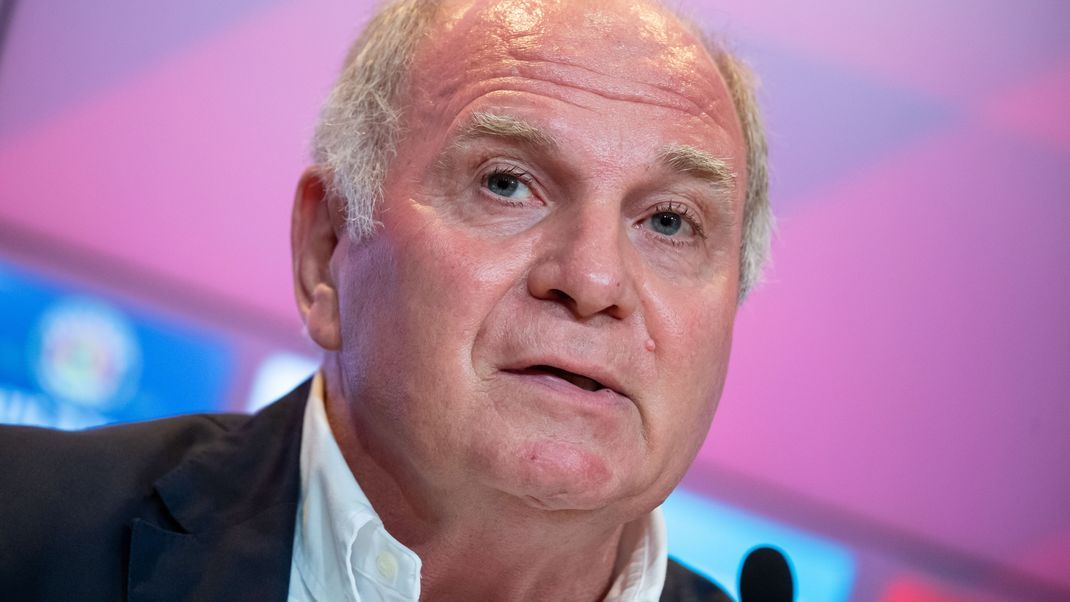 Fan-Plakat gegen FC-Bayern-Ehrenpräsident Uli Hoeneß