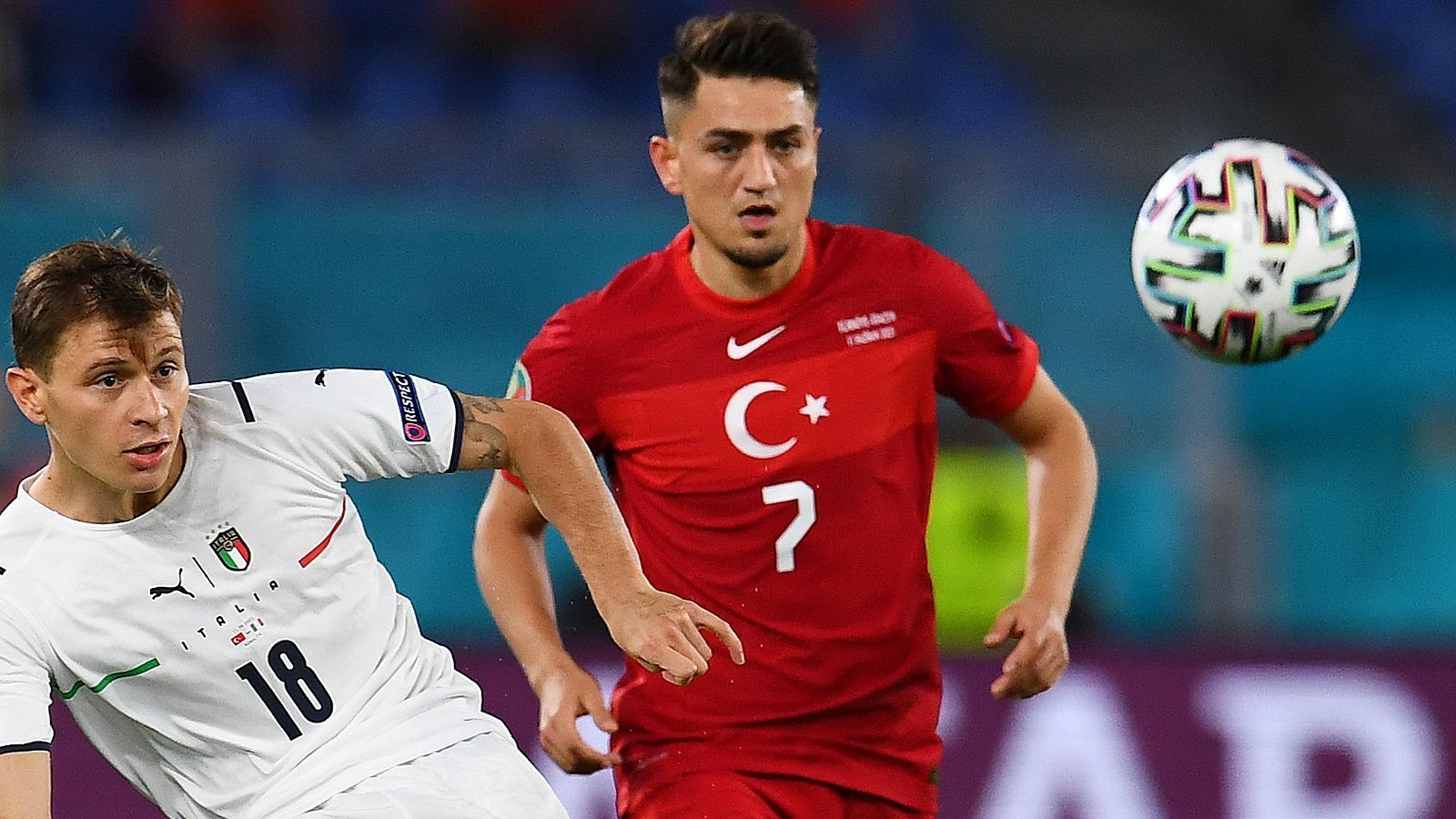 
                <strong>Cengiz Ünder</strong><br>
                Belebt das Offensivspiel zu Beginn mit seiner Geschwindigkeit und Dribbelstärke, verzeichnet in der 51. Minute den ersten türkischen Abschluss. Danach wirkungslos. ran-Note: 4
              