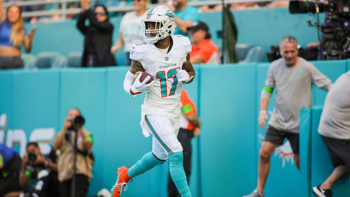 NFL, American Football Herren, USA New York Jets at Miami Dolphins Dec 17, 2023; Miami Gardens, Florida, USA; Miami Dolphins wide receiver Jaylen Waddle (17) scores a touchdown against the New York...
