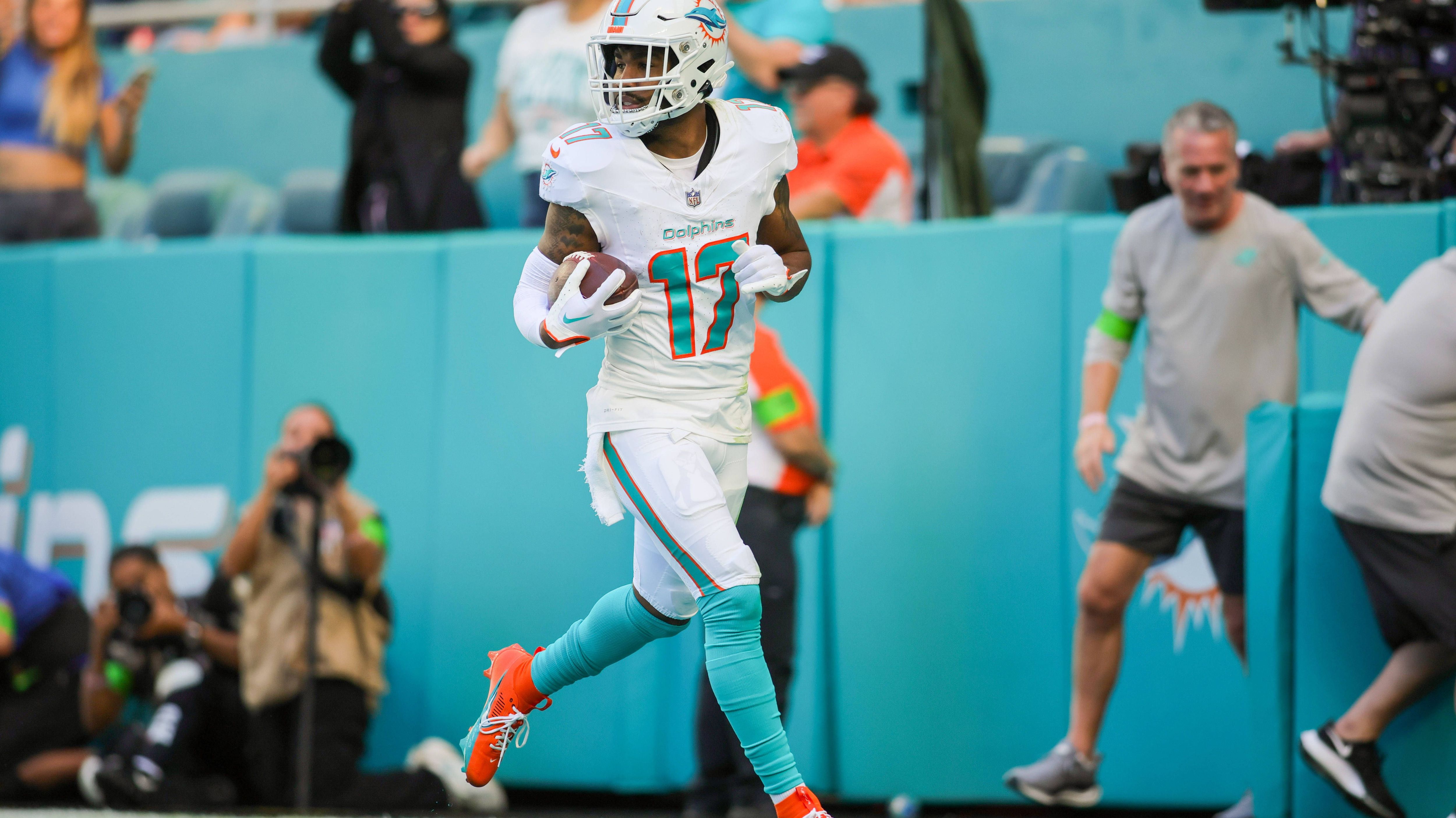 <strong>Mega-Vertrag für Waddle</strong><br>Er hat es geschafft! Jaylen Waddle darf sich über eine gut bezahlte Vertragsverlängerung bei den Miami Dolphins freuen. Der Wide Receiver wird in den kommenden drei Jahren bis zu 84,5 Millionen Dollar kassieren. Damit springt der 25-Jährige mitten rein ins Ranking der Top 25.