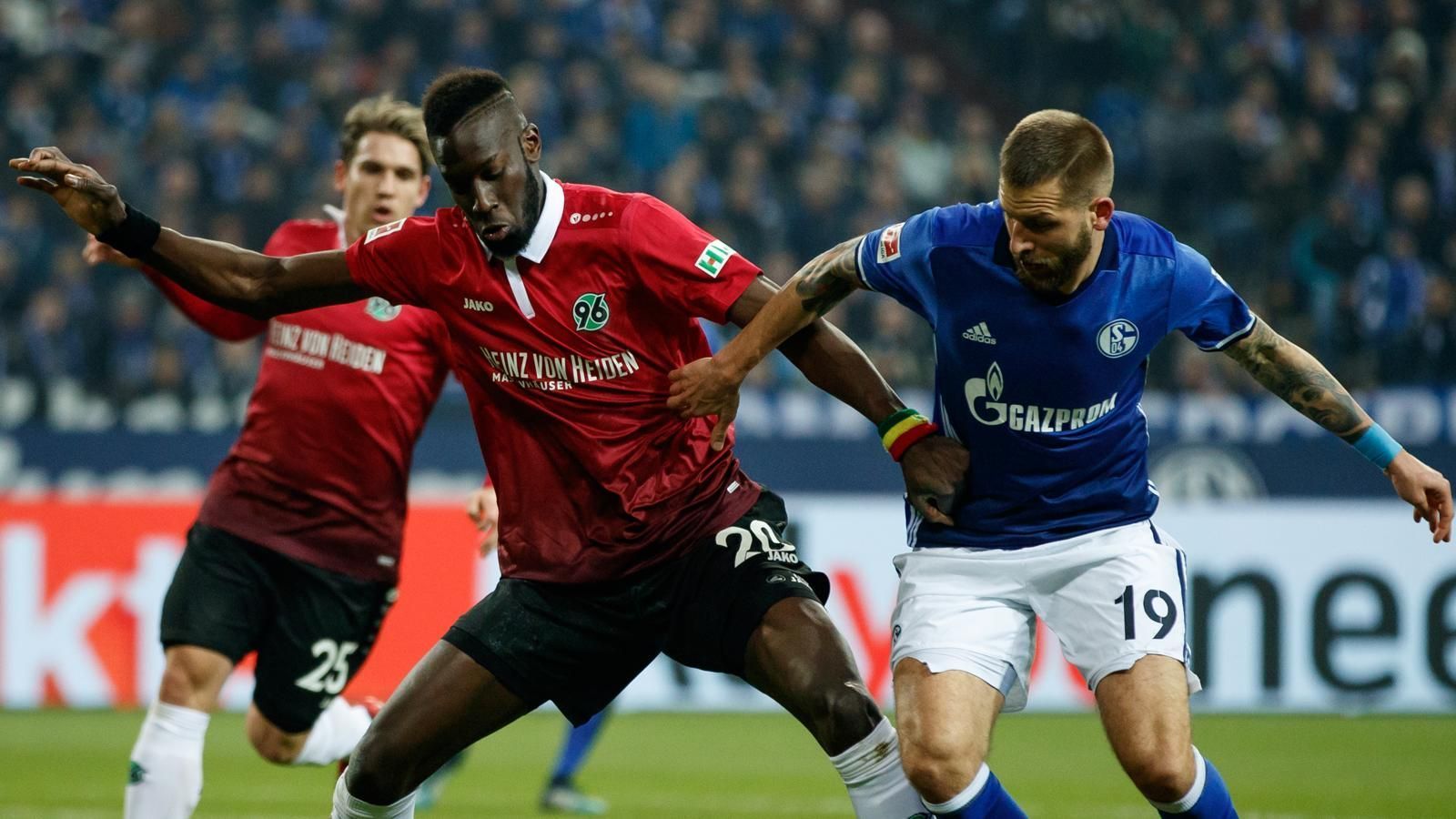 
                <strong>Salif Sane (Zugang FC Schalke 04)</strong><br>
                In der kommenden Spielzeit spielen sie in einem Team: Salif Sane (Mi.) und Guido Burgstaller (re.). Der senegalesische Innenverteidiger verlässt Hannover 96 und wechselt ins Ruhrgebiet zu den Knappen. Bei den Königsblauen unterschreibt Sane einen Vierjahresvertrag bis 2022.
              