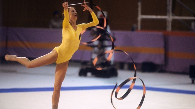 
                <strong>Bettina Weber-Sane: Leroys Mutter gewinnt bei Olympia</strong><br>
                Seine Mutter Bettina Weber-Sane ist die einzige Sportlerin aus Deutschland, die bei den olympischen Spielen 1984 in Los Angeles eine Medaille (Bronze) in der Rhythmischen Sportgymnastik gewann.
              