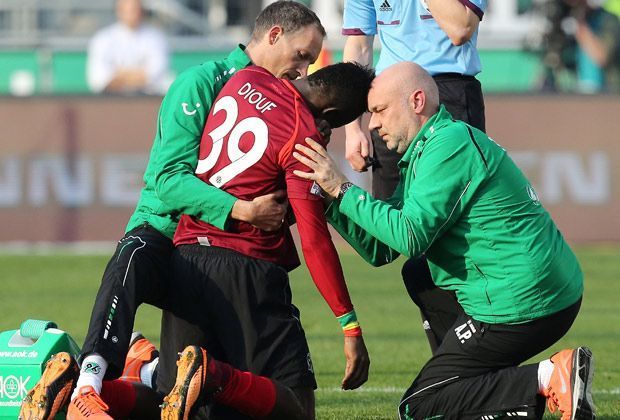 
                <strong>Hannover 96 - Bayer Leverkusen 1:1</strong><br>
                Hannover gegen Leverkusen - das ist ein harter Kampf um drei Punkte. Der erste, der das zu spüren bekommt, ist Mame Diouf. Der Senegalese muss sich im Anschluss an einen Zweikampf von den Ärzten behandeln lassen.
              
