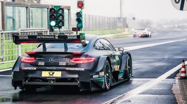 
                <strong>Letzter Test in Hockenheim</strong><br>
                Und dann flog auch noch Auer ab und schrottete den Mercedes so sehr, dass er sogar das Comeback von Wehrlein verhinderte, der noch hätte fahren sollen. Deshalb setzt Mercedes genauso wie die Konkurrenz alles auf den finalen Test in Hockenheim (9. bis 12. April): "Dann werden wir klarer sehen, sowohl über uns selbst als auch über die Konkurrenz", sagte Fritz.
              