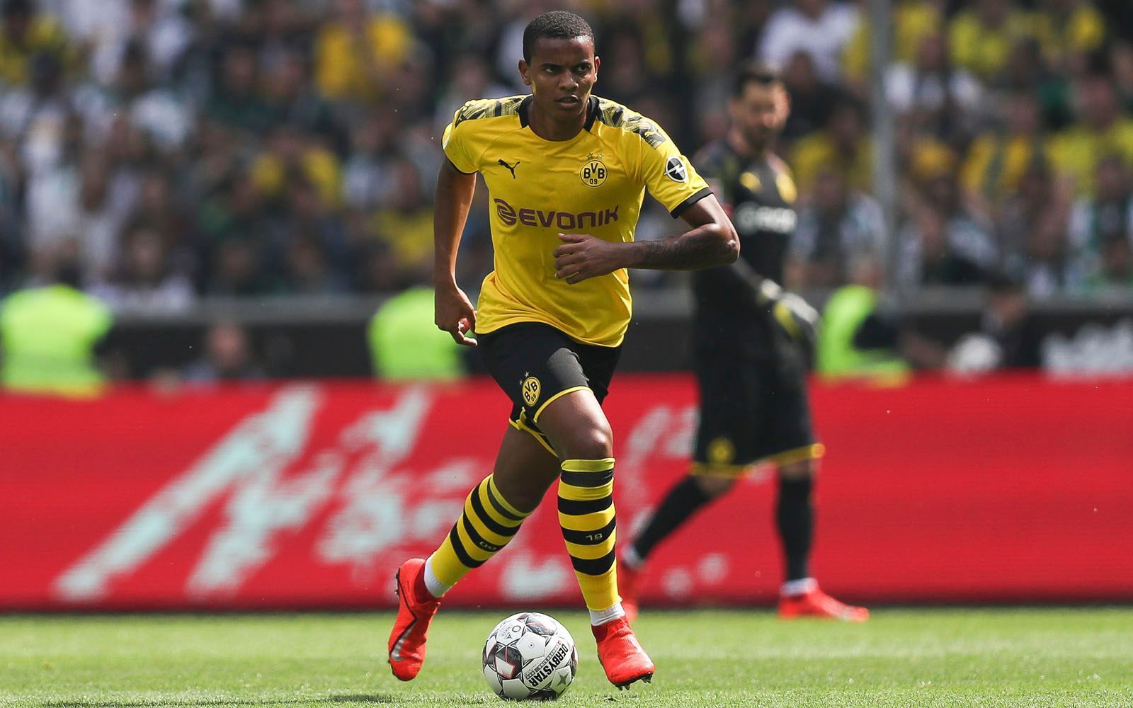 
                <strong>Platz 6: Manuel Akanji (Borussia Dortmund) </strong><br>
                Bundesliga-Einsätze: 25 Angekommene Pässe: 1.656Fehlpässe:  105 Pass-Summe: 1.761Quote: 94,04 Prozent
              
