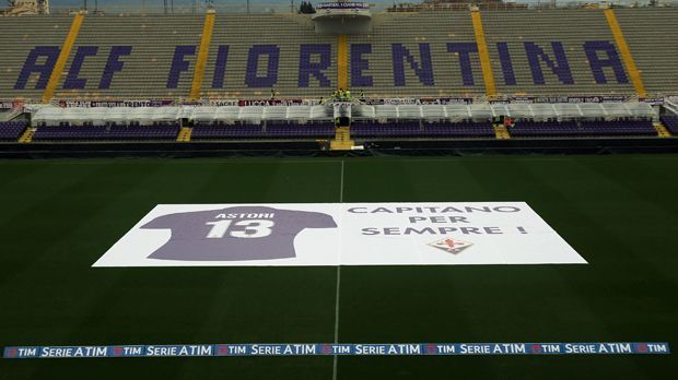 
                <strong>Verabschiedung vom verstorbenen Ex-Kapitän Astori in Florenz</strong><br>
                Schon vor dem Spiel liegt ein riesiges Plakat zu Ehren Davide Astoris auf dem Spielfeld mit der Aufschrift: "Capitano per sempre" ("Kapitän für immer"). Der 31-Jährige war erst im Sommer 2017 zum Kapitän von Florenz ernannt worden.
              