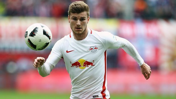 
                <strong>Angriff - Timo Werner (RB Leipzig)</strong><br>
                Für Timo Werner lagen zwischen dem Karriere-Tiefpunkt und dem Karriere-Höhepunkt ziemlich genau 365 Tage. Denn 2016 stieg das Eigengewächs mit dem VfB Stuttgart ab, war dort nicht einmal durchgehend Stammspieler. Dennoch verpflichtete der finanzstarke Aufsteiger Leipzig den Stürmer - und landete einen Transfer-Coup. Mit 21 Treffern war er in der Saison 2016/17 nicht nur bester Torschütze der Leipziger, sondern auch der beste deutsche Torschütze überhaupt. Damit schoss er die Sachsen in die Champions League und sich selbst in die Nationalmannschaft.
              