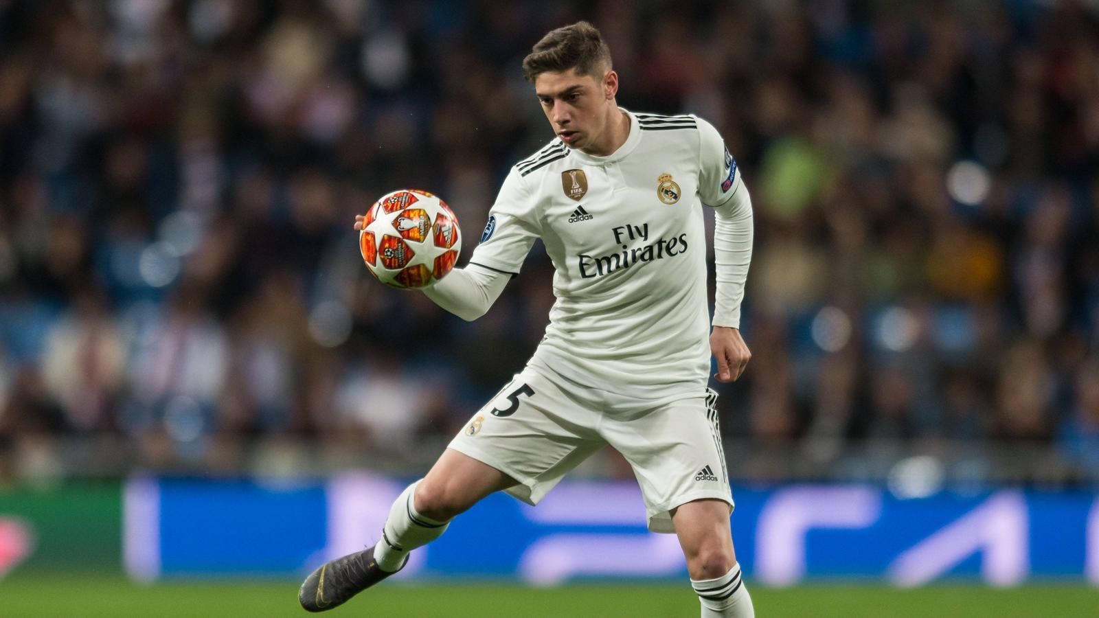 
                <strong>Federico Valverde</strong><br>
                Federico Valverde wurde gegen Huesca zwar nur eingewechselt, zählt aber trotzdem zu den Stars der Zukunft des aktuellen Champions-League-Siegers. Der 20-Jährige hatte in dieser Saison zuvor bereits neun Kurzeinsätze in der Liga und durfte einmal von Beginn an ran. Der Uruguayer wechselte im Sommer 2016 aus seinem Heimatland in die Jugend von Real Madrid. Ein Jahr später wurde Valverde an Deportivo La Coruna ausgeliehen, für die er auch sein Debüt in der La Liga feierte. Für die Profimannschaft der "Königlichen" lief der neunfache uruguayische Nationalspieler erstmals in der Gruppenphase der diesjährigen Champions League auf. Sein Vertrag bei Real läuft im Sommer 2021 aus.
              