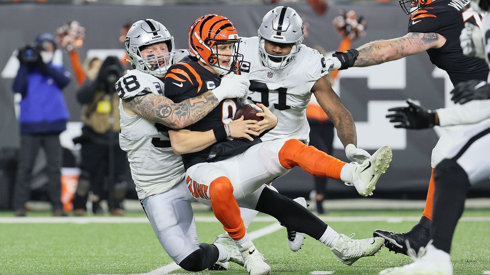 
                <strong>Die Schwächen der Bengals: Die O-Line</strong><br>
                Damit es allerdings zu diesen Big Plays kommen kann, muss die Offensive Line halten, und das tat sie in dieser Saison noch zu selten, obwohl Burrow trotzdem für jede Menge Highlights sorgte. In der Divisional Round gegen die Tennessee Titans ließen die eigentlichen Beschützer von Cincinnatis Spielmacher satte neun Sacks zu, ein Playoff-Rekord für die Titans-Defense. Zwar ist auch die Passverteidigung der Bengals nicht überragend, jedoch ist die Offensive Line der größte wunde Punkt im Team von Coach Taylor.
              