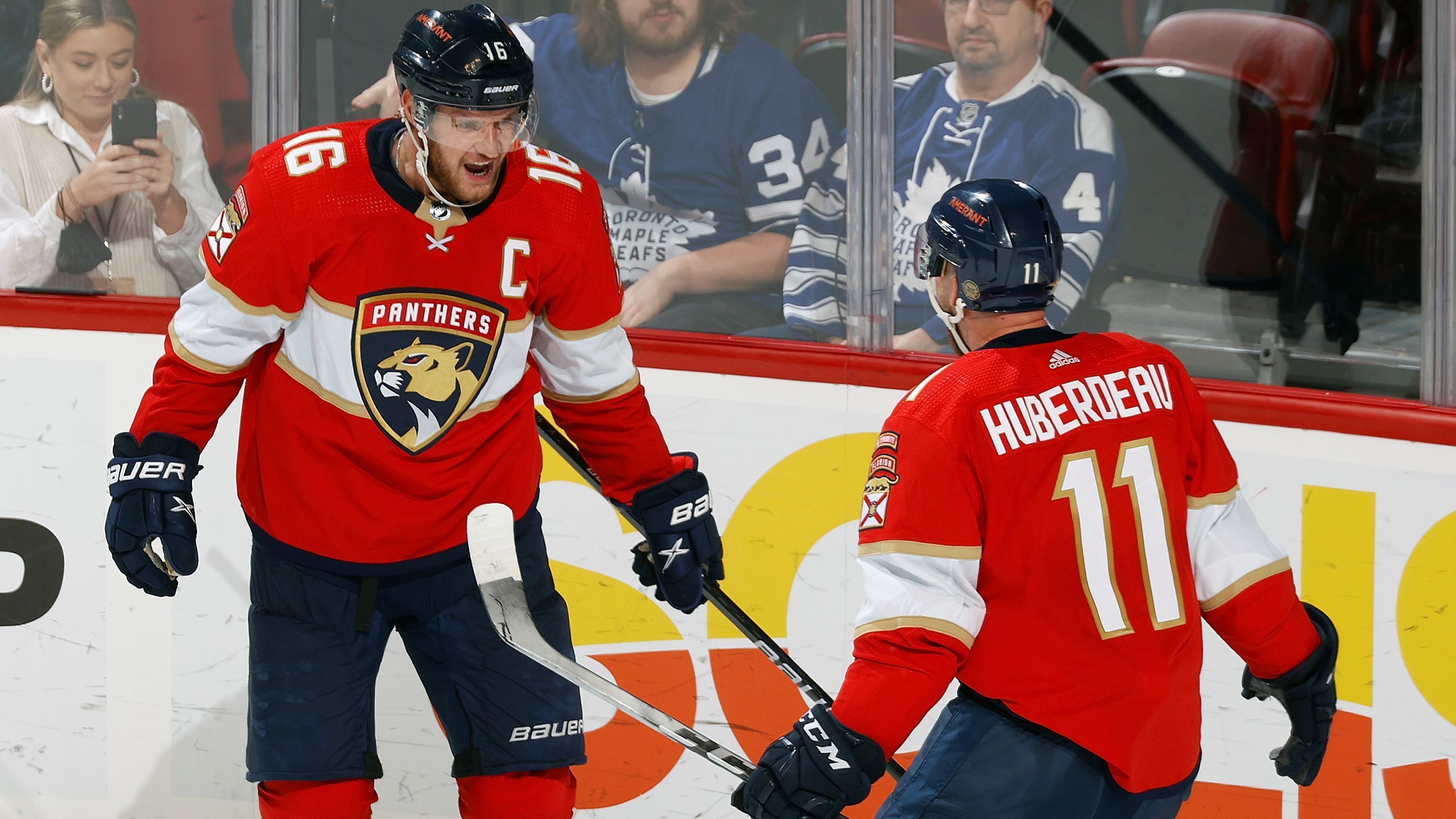 
                <strong>2. Florida Panthers (58 Siege / 122 Punkte)</strong><br>
                Bester Angriff und beste Tordifferenz der NHL: Die Florida Panthers haben zurecht erstmals in ihrer Franchise-Historie die Presidents Trophy für das beste NHL-Team der Hauptrunde gewonnen. Die Organisation aus dem Sunshine State schöpft aus vielfältigen Optionen in der Offensive, ob Kapitän Alexander Barkov, Top-Scorer Jonathan Huberdeau (beide im Foto) oder Routinier Claude Giroux - die Mannschaft von Head Coach Andrew Brunette ist wie Colorado kaum ausrechenbar und auch in der Lage, Rückstände wettzumachen. Sieben Profis der Panthers haben über 20 Saisontore erzielt.
              