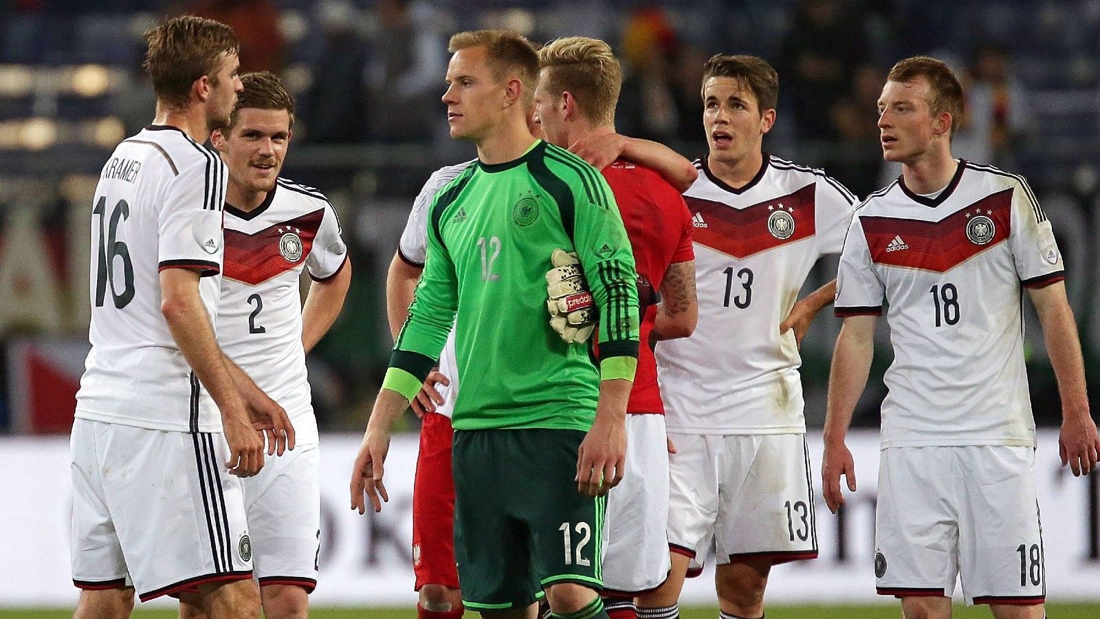 
                <strong>Diese Spieler setzte Löw nur einmal ein</strong><br>
                Die Zeit von Joachim Löw als Bundestrainer neigt sich dem Ende entgegen. Nach der EM im Sommer ist Schluss. Mehr als 100 Spieler setzte der 61-Jährige in seiner Karriere als Nationaltrainer ein, für viele blieb die Ehre, mit dem DFB-Trikot auflaufen zu dürfen, etwas Einmaliges. ran zeigt die Top-Elf der Spieler, die nur einmal zum Einsatz kamen - und die dazugehörige Ersatzbank.
              