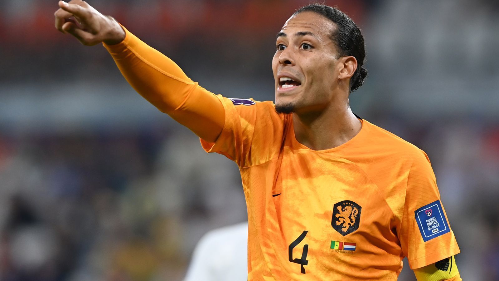 
                <strong>Abwehr</strong><br>
                Eigentlich sollte die Abwehr um Virgil van Dijk (Foto) und Matthijs de Ligt das Prunkstück der Niederlande sein. Doch vor allem de Ligt blieb hinter den Erwartungen zurück und verlor seinen Startplatz nach dem ersten Spiel gegen Senegal. So bestand die Dreierkette zuletzt aus dem bislang soliden van Dijk, ManCitys Nathan Ake und dem 21-jährigen Jurrien Timber von Ajax Amsterdam. Dass Keeper Noppert jedoch schon so viele Schüsse parieren musste, und das in der vielleicht schwächsten Gruppe des Turniers, spricht nicht gerade für die defensive Stabilität.
              