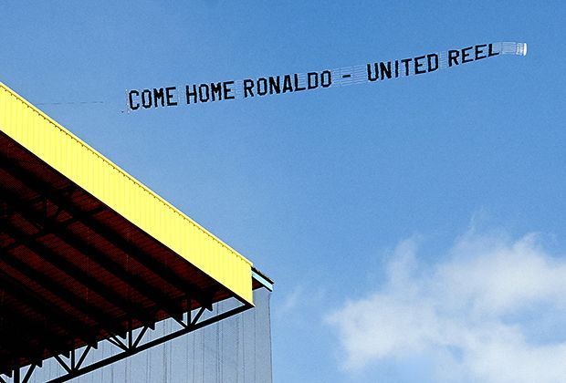 
                <strong>Manchester United träumt von Ronaldo-Rückkehr</strong><br>
                Die Gerüchte um eine Rückkehr von Cristiano Ronaldo halten sich hartnäckig. Und jetzt haben United-Fans nachgelegt: Bei Reals Auswärtsspiel gegen Villarreal ließen sie ein Banner mit dem Schriftzug "Come Home Ronaldo - United Reel" per Flugzeug über das Stadion fliegen. 
              