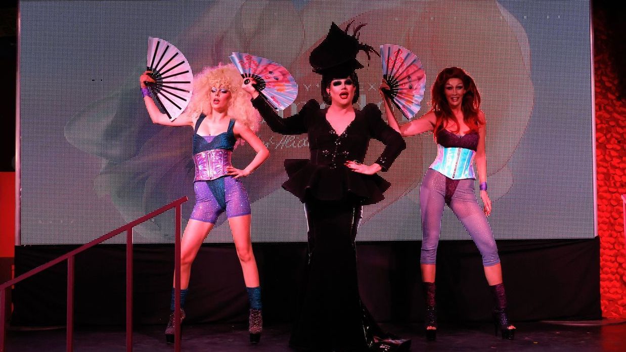 Bild zum Thema Die Models performen mit den Dragqueen-Stars DeJa Skye, Yara Sofia, Kahanna Montrese und Shannel