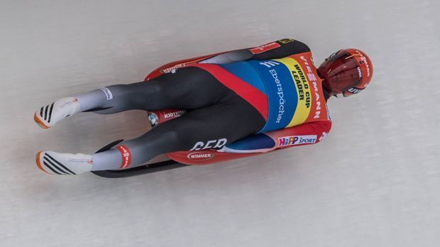 
                <strong>Rodeln</strong><br>
                Bei den deutschen Rodlern kann man getrost einen kleinen Medaillenregen erwarten. Olympiasiegerin Natalie Geisenberger holte sich zum sechsten Mal in Serie den Gesamtweltcup, Olympiasieger Felix Loch (im Bild) gewann die Kristallkugel ebenfalls zum sechsten Mal. Dazu die Doppelsitzer Toni Eggert und Sascha Benecken, die sich zum dritten Mal den Gesamtweltcup sicherten und die Olympiasieger Tobias Wendl und Tobias Arlt – das Ziel ist klar: In Pyeongchang soll im Idealfall der historische Triumph von 2014 mit viermal Gold in vier Wettbewerben wiederholt werden.
              