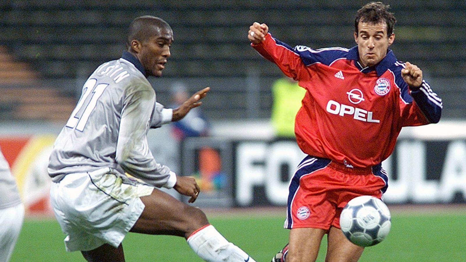 
                <strong>FC Bayern München - Paris St. Germain (Gruppenphase 2000/01, Rückspiel)</strong><br>
                Rund drei Wochen nach der Begegnung in Paris kam es zum Rückspiel in München und der heutige Bayern-Sportvorstand Hasan Salihamidzic brachte die Gastgeber bereits in der dritten Minuten durch seinen Treffer in Führung. Lange blieb das Spiel offen, weil Mehmet Scholl (re.) und seine Bayern-Kollegen es nicht schafften, ein zweites Tor zu erzielen. Das gelang erst eine Minute vor dem Ende, Giovane Elber sorgte für das 2:0 und damit die Entscheidung zugunsten der Bayern.
              