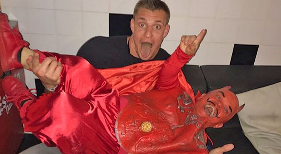 
                <strong>Rob Gronkowski</strong><br>
                ... dieser Teufel kommt in den Genuss. Gronk trägt ihn auf Händen. Andere tragen ihn auf der Schulter. Weiter möchten wir dieses skurrile Bild nicht kommentieren. Wobei, was ist bei Rob Gronkowski schon skurril?
              