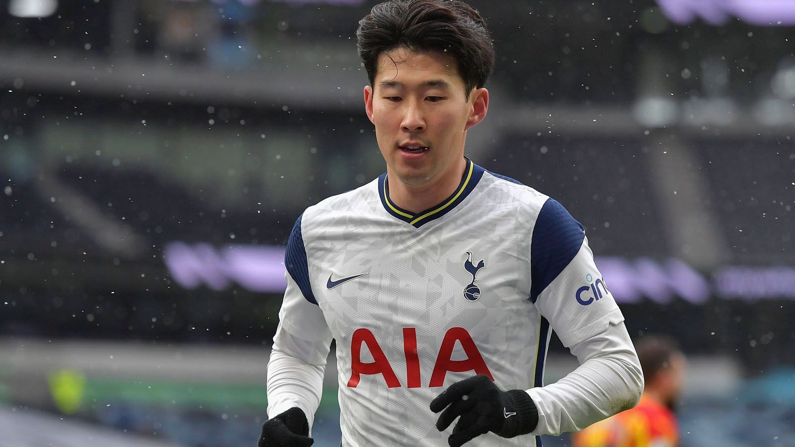 
                <strong>Angriff: Heung-min Son (Tottenham Hotspur)</strong><br>
                Der ehemalige Spieler vom Hamburger SV und Bayer Leverkusen hat mit 17 Toren die beste Saison seiner Karriere gespielt, zudem zehn Treffer vorbereitet.
              