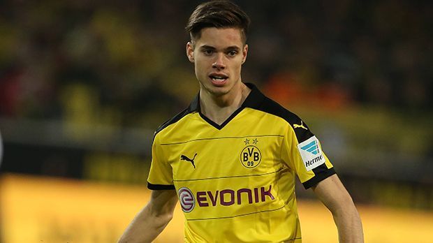 
                <strong>Julian Weigl</strong><br>
                Mittelfeld: Julian Weigl. In der ersten Halbzeit war der Youngster noch einer der besseren Borussen. Durch viele Ballgewinne ließ er die Augsburger überhaupt nicht ins Spiel kommen. Nach einer halben Stunde versucht er es dann selbst aus der Entfernung und scheitert am stark parierenden FCA-Keeper Hitz. In der zweiten Halbzeit stand Weigl nicht mehr so im Fokus des BVB-Spiels. ran-Note: 3+
              