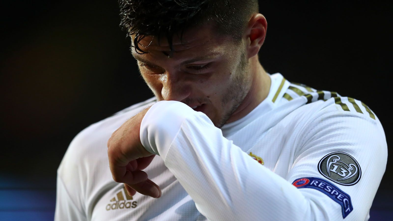 
                <strong>Preisschild wird zur Last</strong><br>
                Das Preisschild und die damit verbundene Erwartungshaltung wurden zur Bürde. In 27 Pflichtspielen erzielte Jovic in Madrid nur zwei Tore. An Karim Benzema war kein Vorbeikommen. Teilweise stand der Stürmer nicht einmal im Kader. 
              